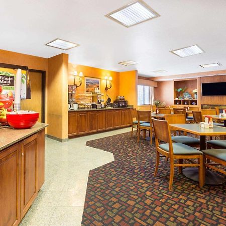 Отель Ramada By Wyndham Kent Seattle Area Экстерьер фото