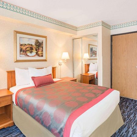 Отель Ramada By Wyndham Kent Seattle Area Экстерьер фото