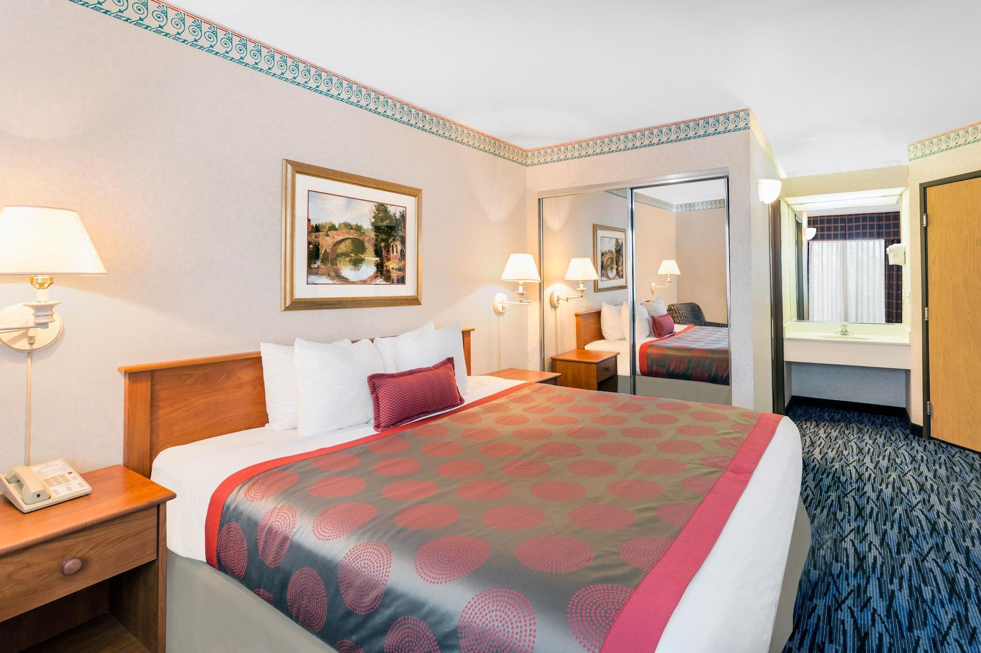 Отель Ramada By Wyndham Kent Seattle Area Экстерьер фото