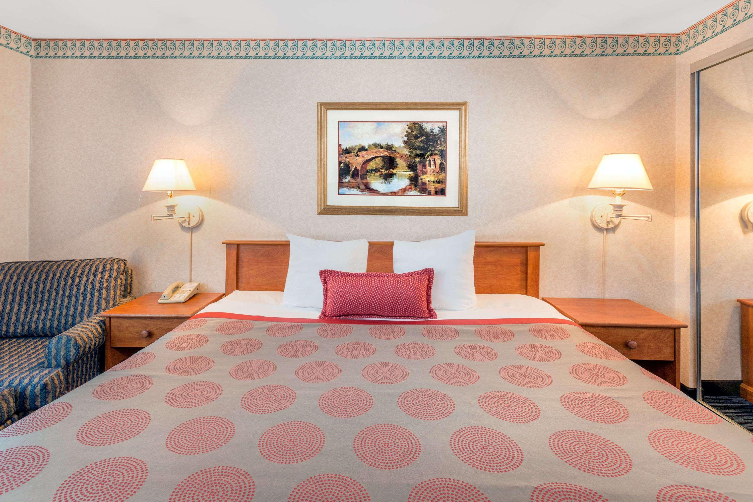 Отель Ramada By Wyndham Kent Seattle Area Экстерьер фото