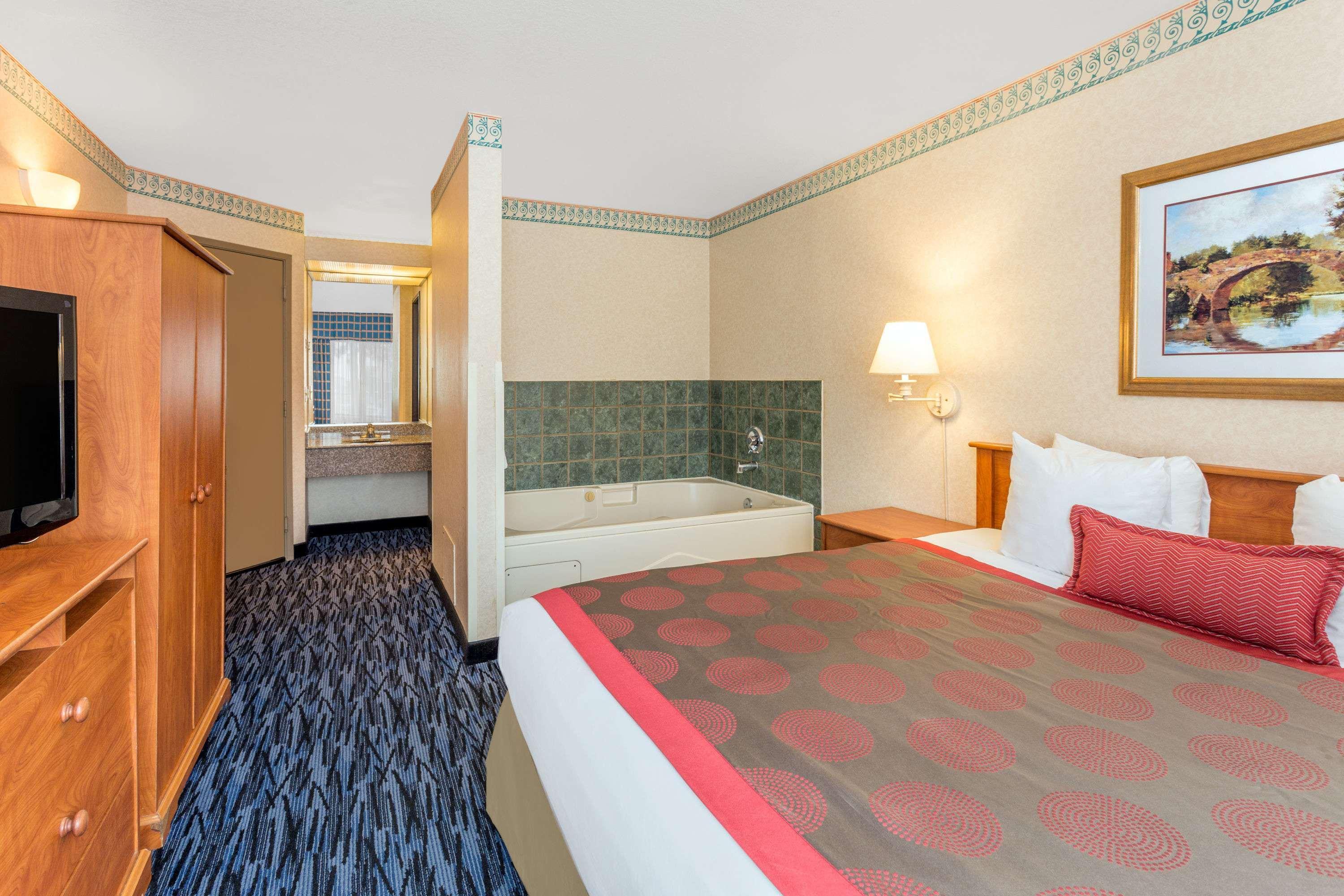 Отель Ramada By Wyndham Kent Seattle Area Экстерьер фото