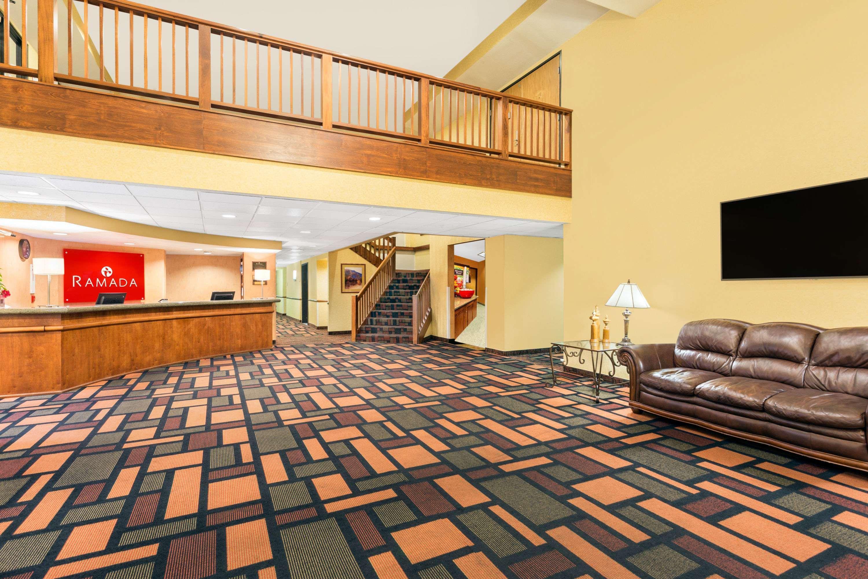 Отель Ramada By Wyndham Kent Seattle Area Экстерьер фото