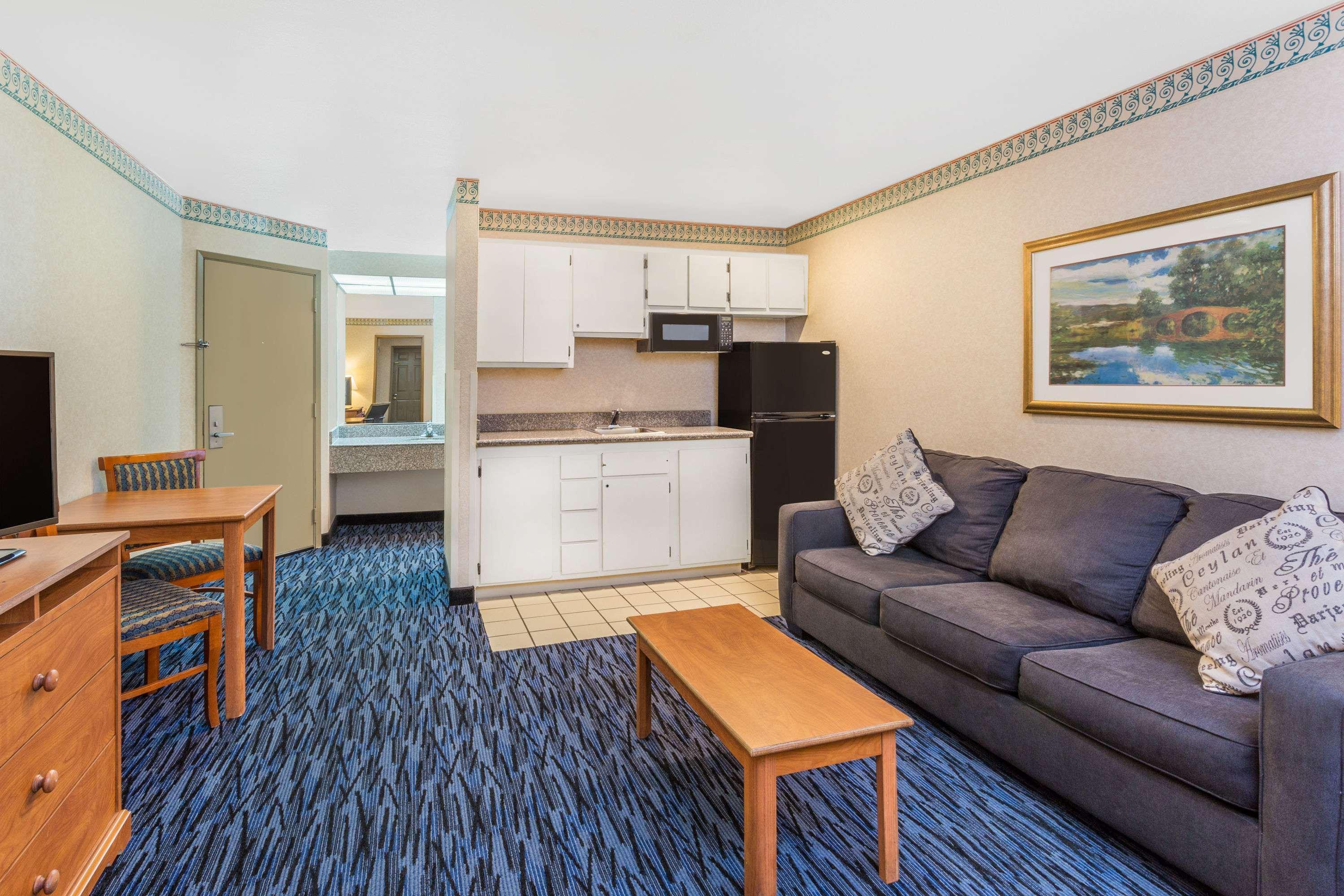 Отель Ramada By Wyndham Kent Seattle Area Экстерьер фото