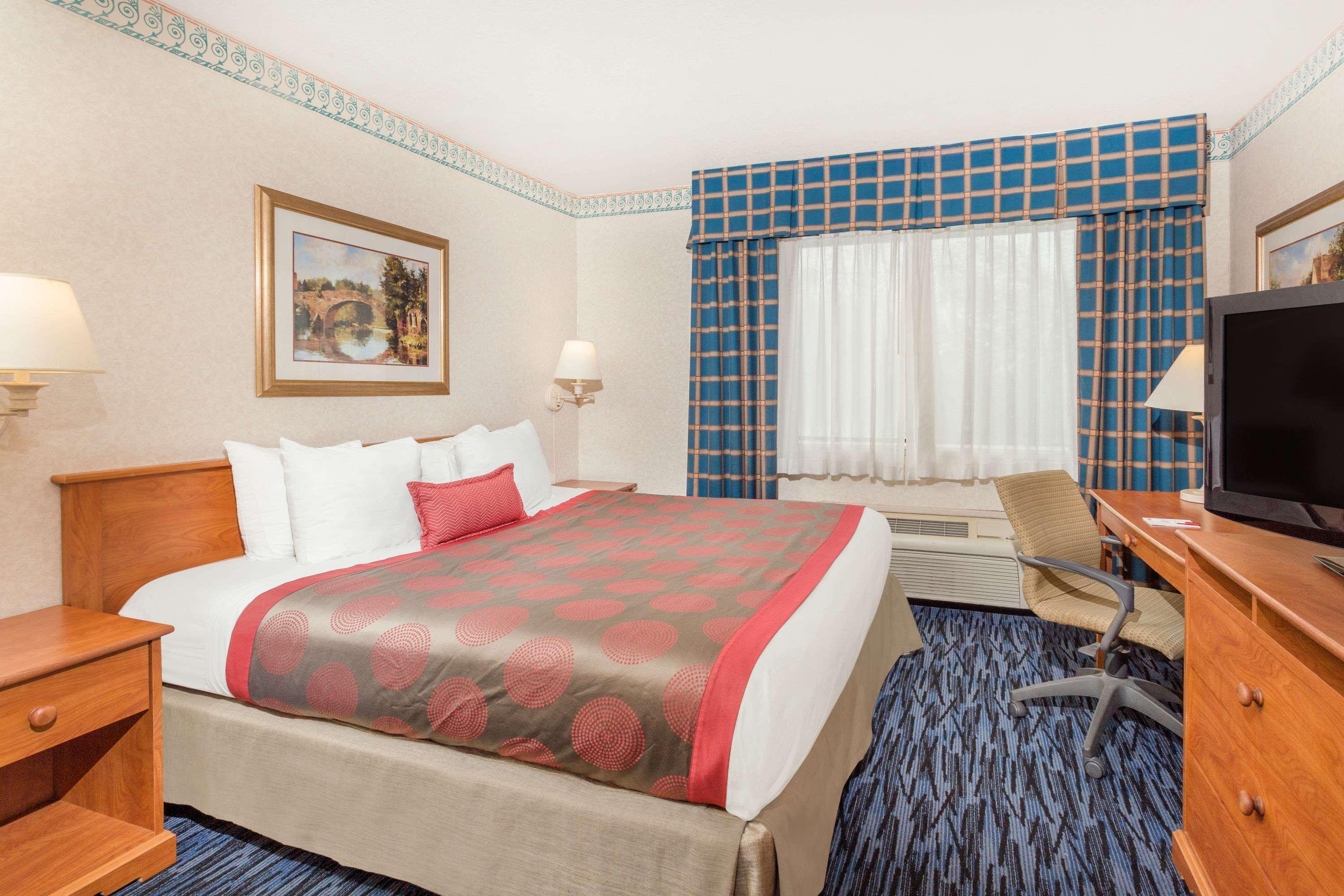 Отель Ramada By Wyndham Kent Seattle Area Экстерьер фото