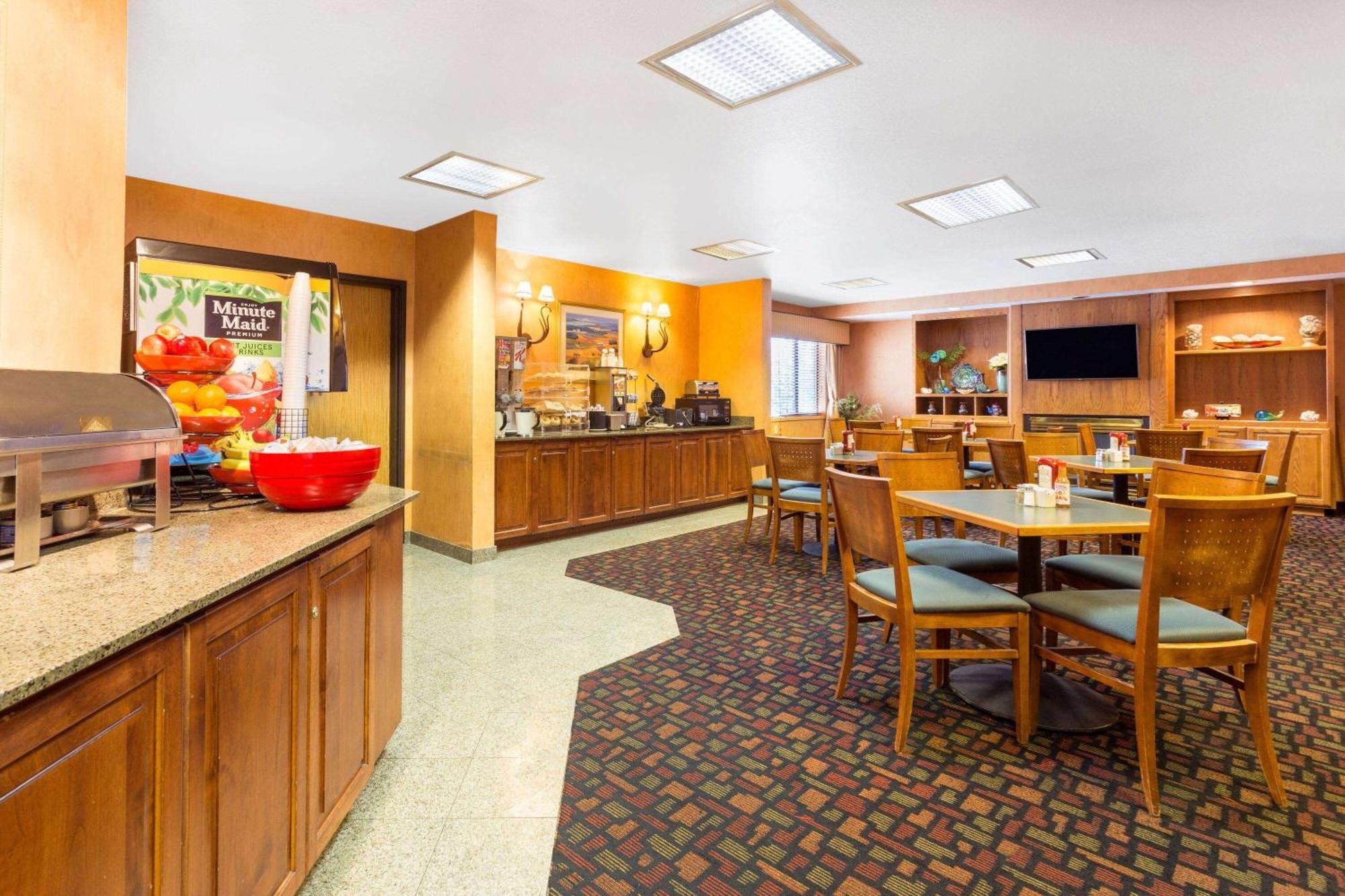 Отель Ramada By Wyndham Kent Seattle Area Экстерьер фото