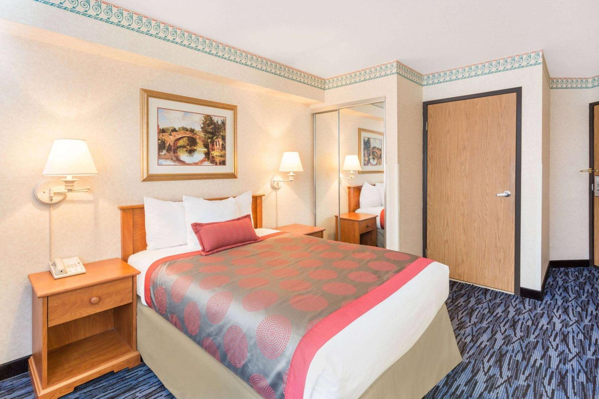 Отель Ramada By Wyndham Kent Seattle Area Экстерьер фото