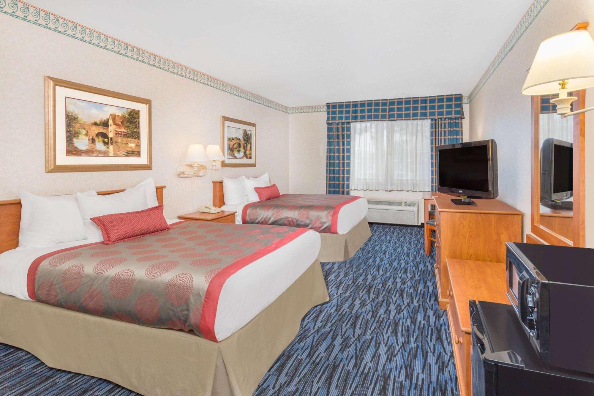 Отель Ramada By Wyndham Kent Seattle Area Экстерьер фото