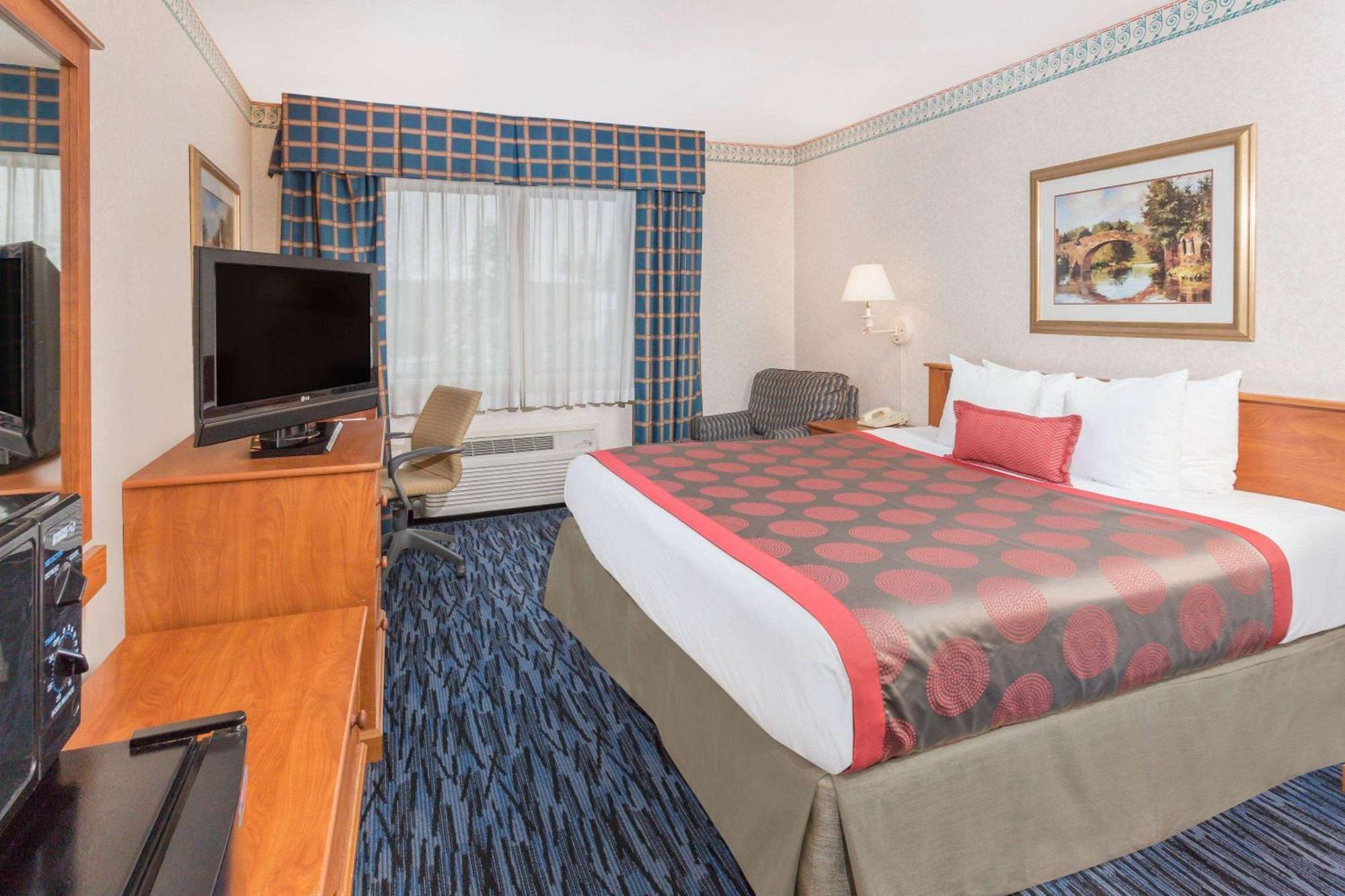 Отель Ramada By Wyndham Kent Seattle Area Экстерьер фото