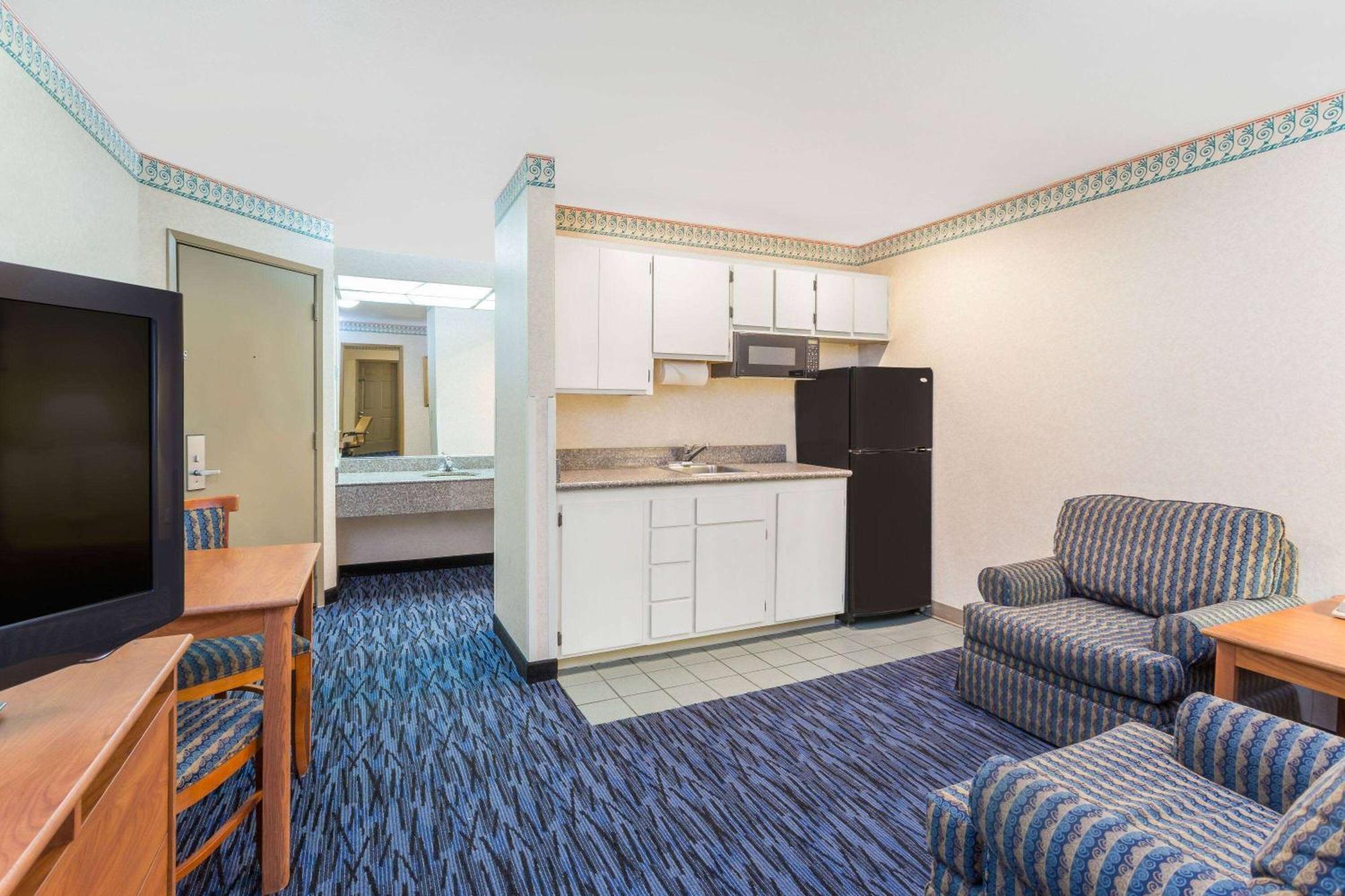 Отель Ramada By Wyndham Kent Seattle Area Экстерьер фото