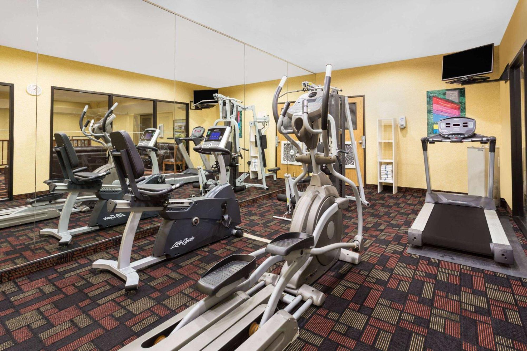 Отель Ramada By Wyndham Kent Seattle Area Экстерьер фото