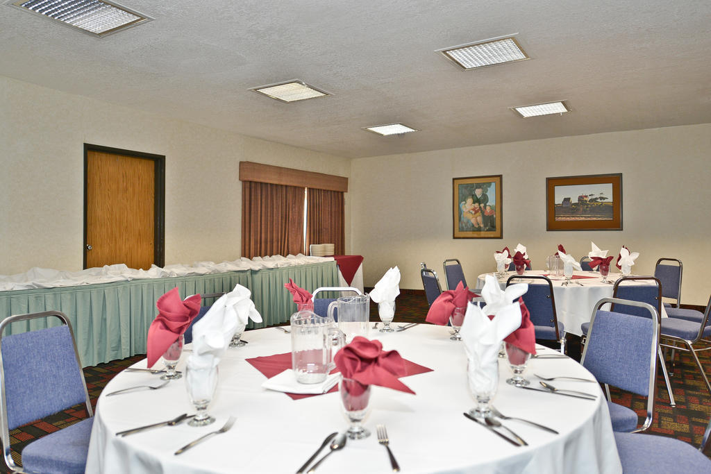 Отель Ramada By Wyndham Kent Seattle Area Экстерьер фото
