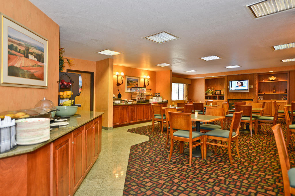 Отель Ramada By Wyndham Kent Seattle Area Экстерьер фото