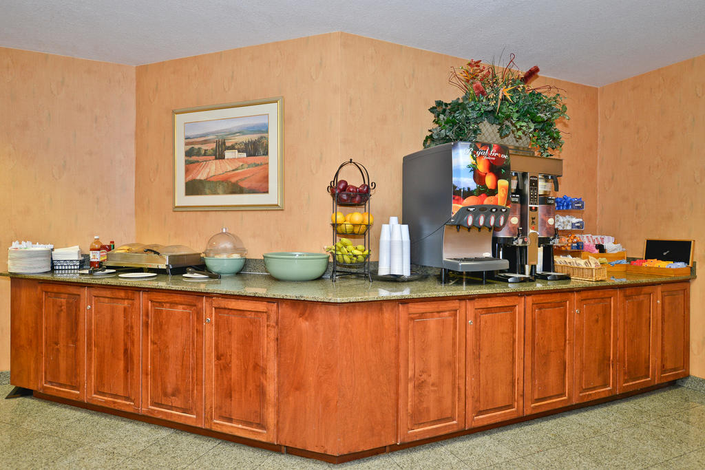 Отель Ramada By Wyndham Kent Seattle Area Экстерьер фото