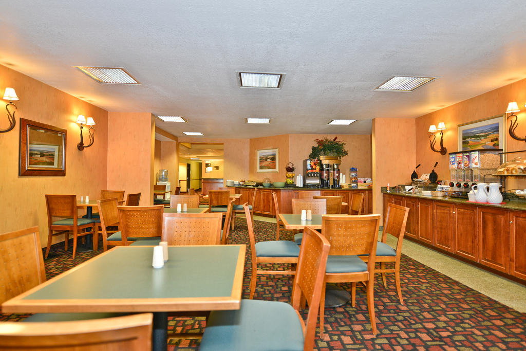 Отель Ramada By Wyndham Kent Seattle Area Экстерьер фото
