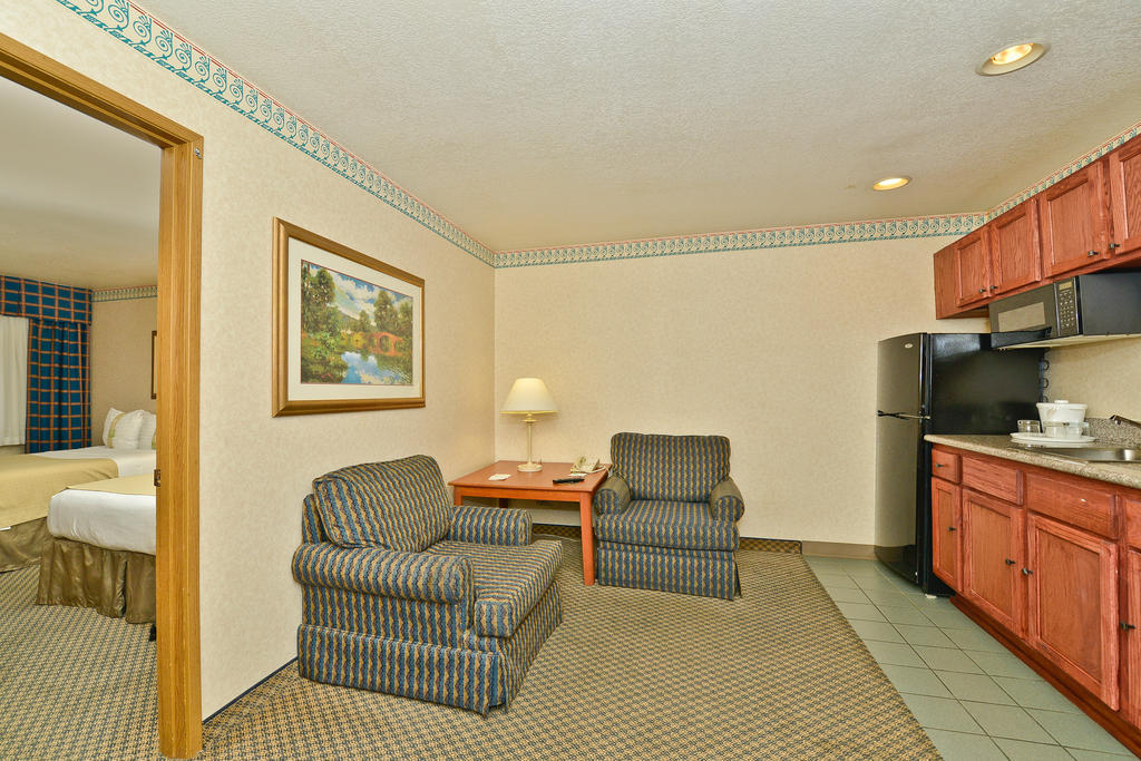 Отель Ramada By Wyndham Kent Seattle Area Экстерьер фото